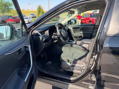 Used 2025 Toyota RAV4 LE AWD/4WD image 10