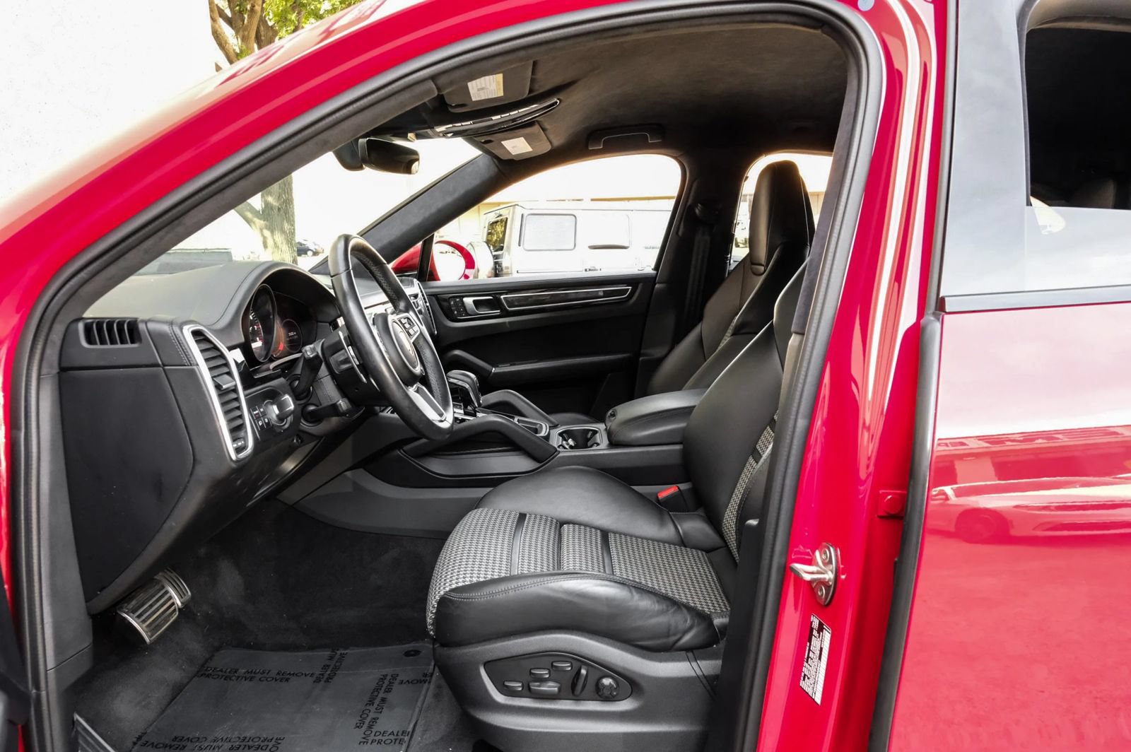 Used 2022 Porsche Cayenne GTS AWD/4WD image 3