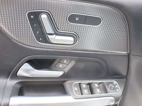 Used 2023 Mercedes-Benz GLB 250 4MATIC w/ Premium Package image 38