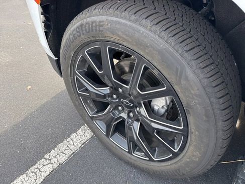 Used 2024 Chevrolet Suburban Premier image 9