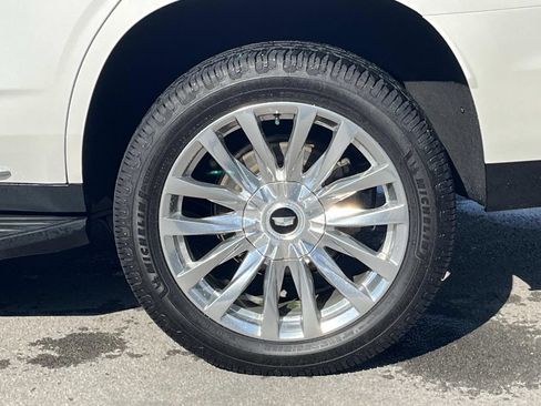 Used 2022 Cadillac Escalade Premium Luxury AWD/4WD image 13