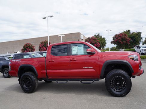 Used 2021 Toyota Tacoma TRD Off-Road w/ TRD Premium Off Road Package AWD/4WD image 4