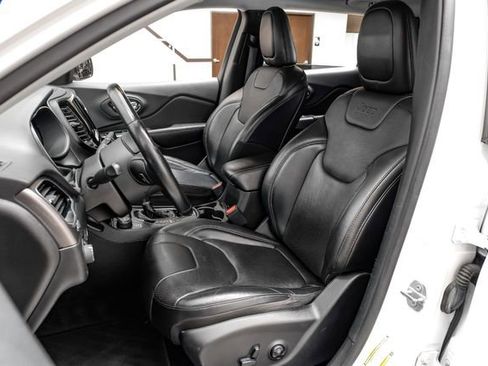 Used 2019 Jeep Cherokee Limited w/ Luxury Group AWD/4WD image 34