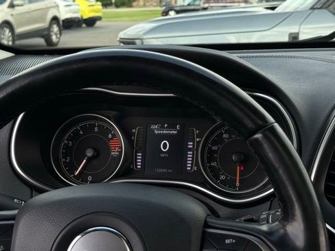 Used 2020 Jeep Cherokee Latitude w/ Cold Weather Group AWD/4WD image 8