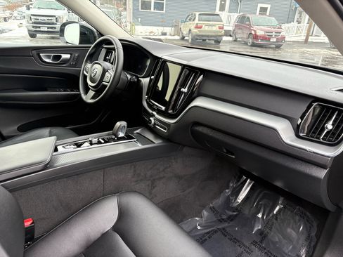 Used 2024 Volvo XC60 B5 Core image 17