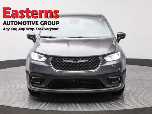 Used 2023 Chrysler Pacifica Touring-L FWD image 2