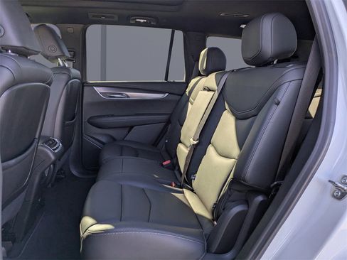 Used 2025 Cadillac XT6 Luxury image 15