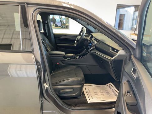 Used 2024 Jeep Grand Cherokee L Laredo image 12