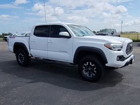 Used 2020 Toyota Tacoma TRD Off-Road image 2
