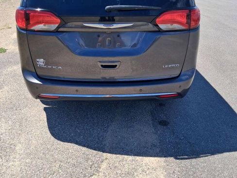 Used 2020 Chrysler Pacifica Limited FWD image 4