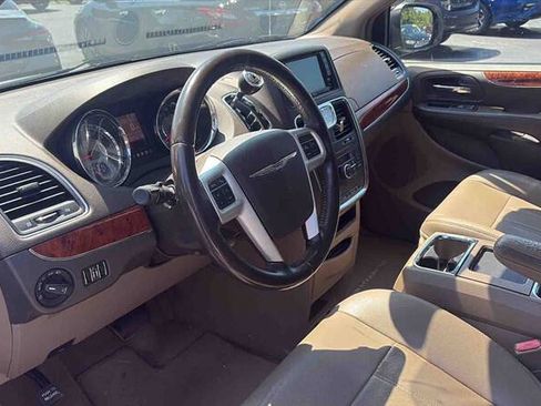 Used 2016 Chrysler Town & Country Touring FWD image 7