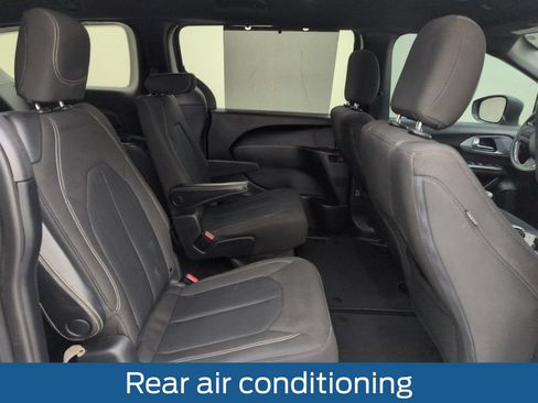 Used 2020 Chrysler Pacifica Touring w/ S Appearance Package FWD image 16