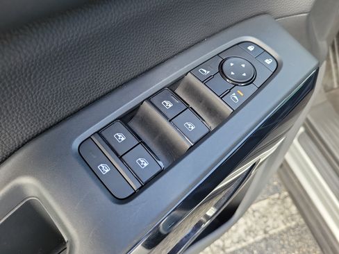 Certified 2025 Nissan Pathfinder S FWD image 11