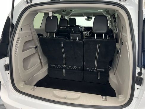 Used 2024 Chrysler Pacifica Touring-L image 8