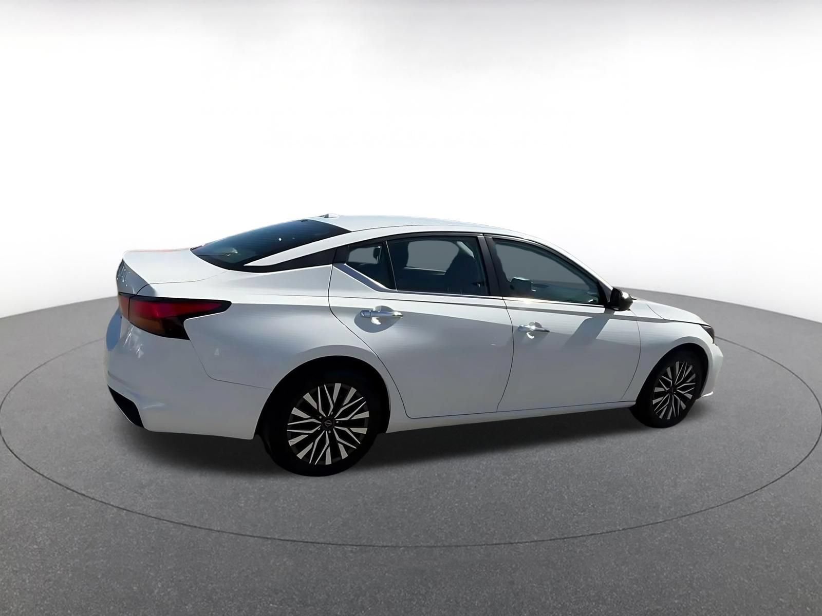 Used 2025 Nissan Altima 2.5 SV FWD image 14