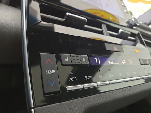 Used 2019 Toyota Avalon Limited image 26