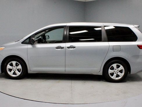 Used 2015 Toyota Sienna L image 6