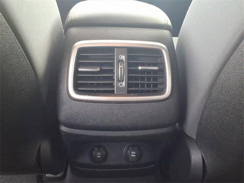 Used 2019 Kia Sorento LX w/ LX Convenience Package image 13