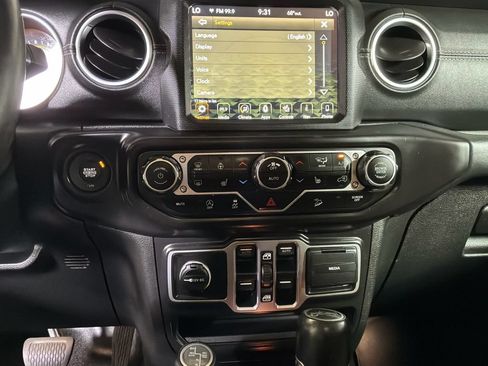 Used 2018 Jeep Wrangler Unlimited Sahara w/ Uconnect 4C Nav & Sound Group AWD/4WD image 29