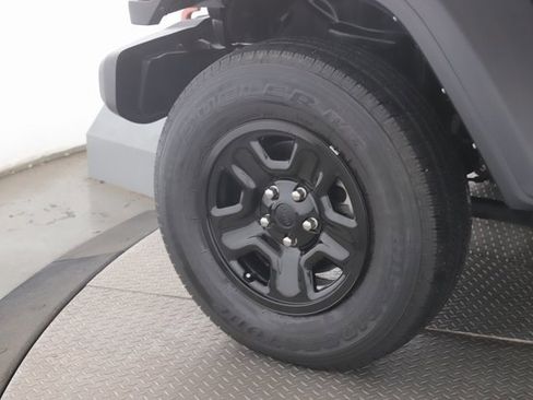 Used 2024 Jeep Gladiator Sport image 13