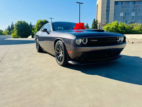 Used 2016 Dodge Challenger SRT w/ Technology Group image 2