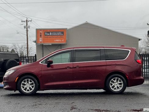 Used 2017 Chrysler Pacifica Touring image 18
