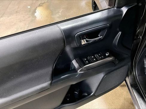 Used 2018 Toyota Tacoma TRD Sport w/ Technology Package image 35