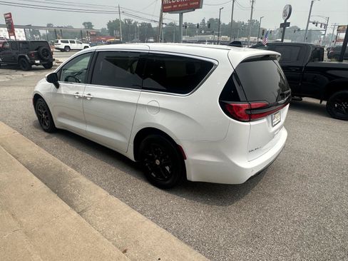 Used 2023 Chrysler Pacifica Touring-L FWD image 7