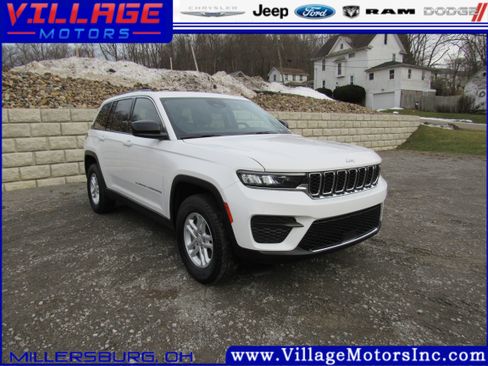 Used 2023 Jeep Grand Cherokee Laredo image 3