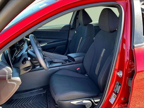 Used 2025 Hyundai Elantra Sport image 25