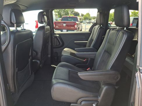 Used 2014 Dodge Grand Caravan SXT FWD image 10