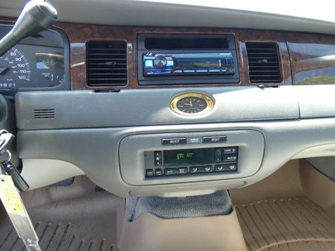 Used 2001 Lincoln Town Car Cartier image 12