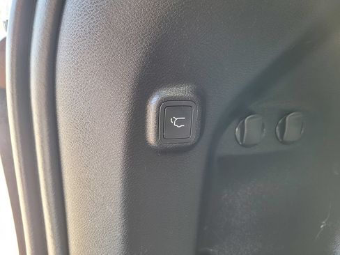 Used 2019 Jeep Cherokee Latitude Plus w/ Comfort/Convenience Group FWD image 34