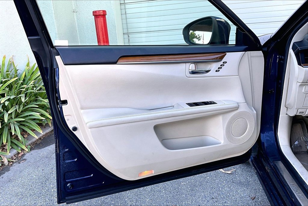 Used 2015 Lexus ES 300h w/ Navigation System Package FWD image 20