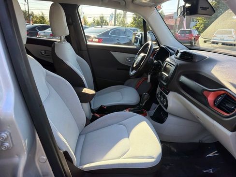 Used 2015 Jeep Renegade Latitude FWD image 28
