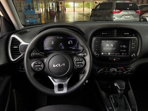 Used 2025 Kia Soul LX w/ LX Technology Package FWD image 12