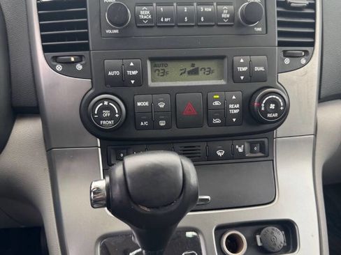 Used 2007 Hyundai Entourage GLS FWD image 11