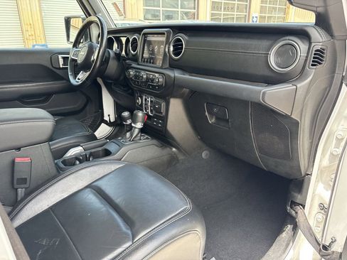 Used 2018 Jeep Wrangler Unlimited Sahara AWD/4WD image 27