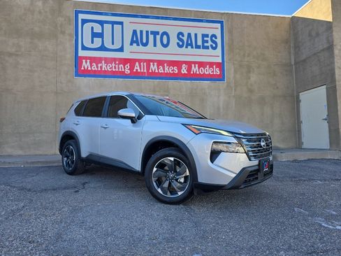 Used 2024 Nissan Rogue SV image 1