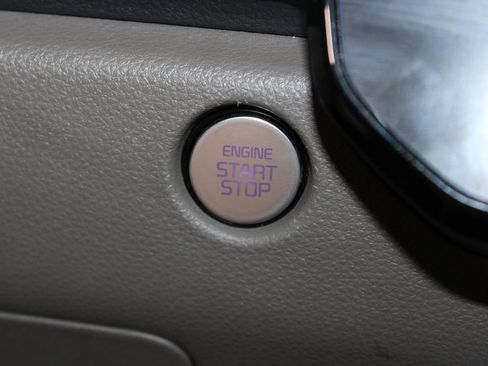 Used 2025 Kia Carnival FWD image 26