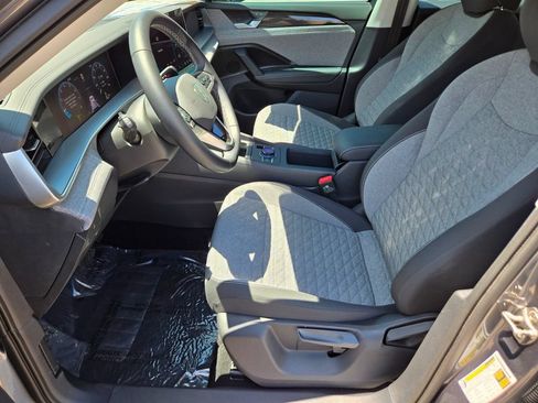 Certified 2025 Volkswagen Tiguan S FWD image 8