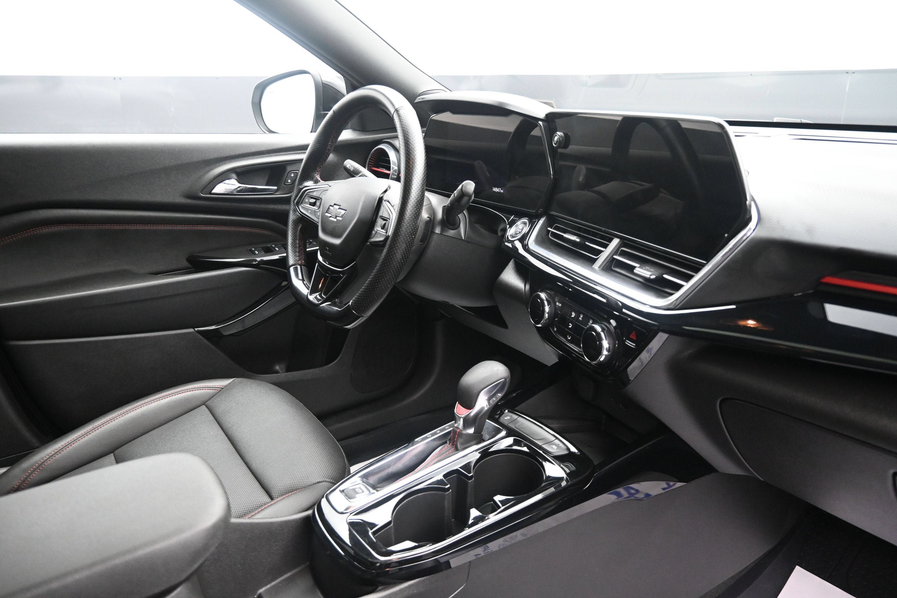 Used 2025 Chevrolet Trax RS w/ Sunroof Package FWD image 31