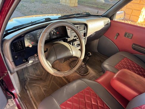 Used 1989 Toyota Pickup Deluxe image 10