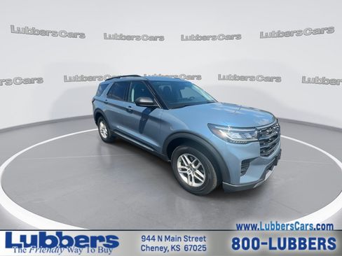 Used 2025 Ford Explorer Active AWD/4WD image 2