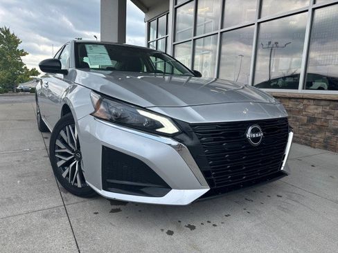 Used 2024 Nissan Altima 2.5 SV image 2