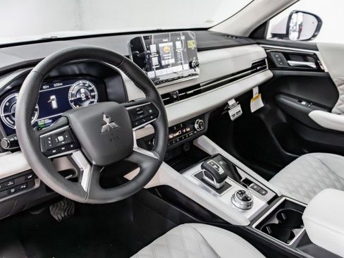 New 2025 Mitsubishi Outlander SE image 26