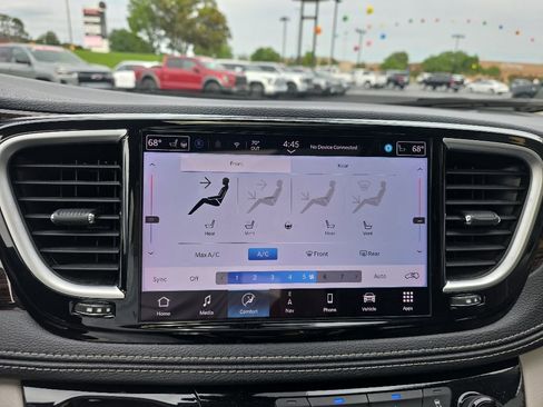 Used 2024 Chrysler Pacifica Limited FWD image 24