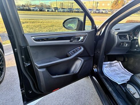 Used 2017 Porsche Macan w/ Driver Memory Package image 19