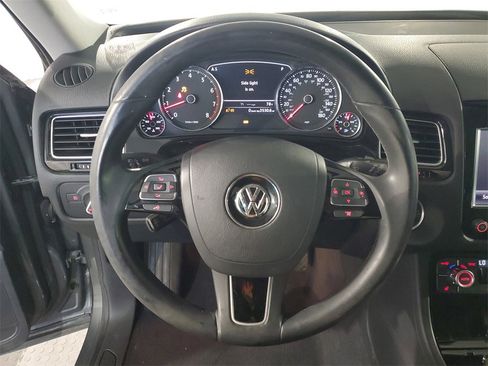 Used 2014 Volkswagen Touareg Sport image 18