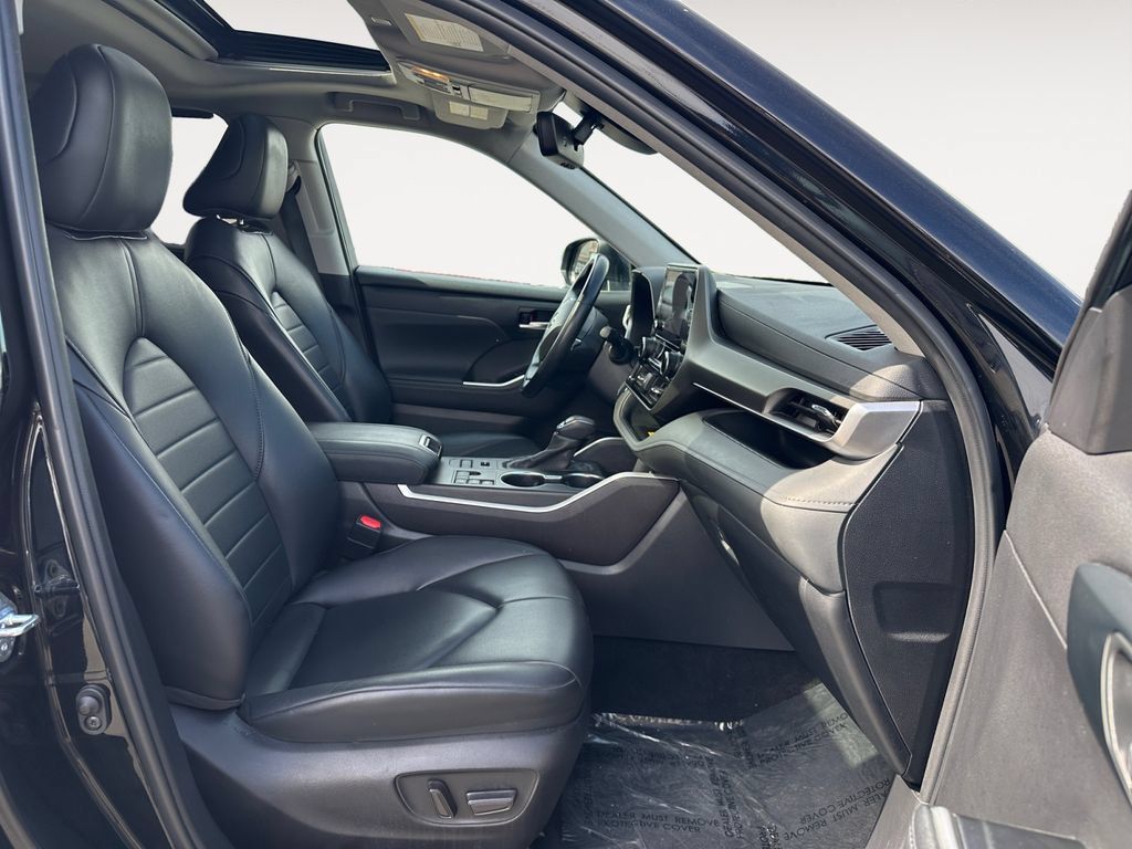 Used 2024 Toyota Highlander XLE AWD/4WD image 15